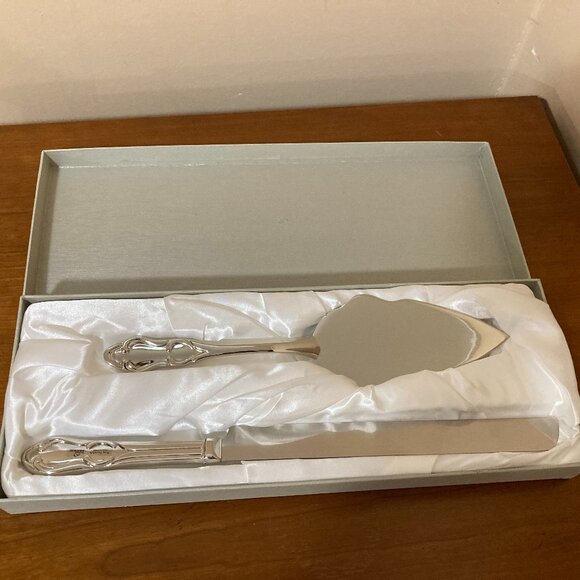 Taunton Cake Knife and Server Non Tarnish - Picture 1 of 4